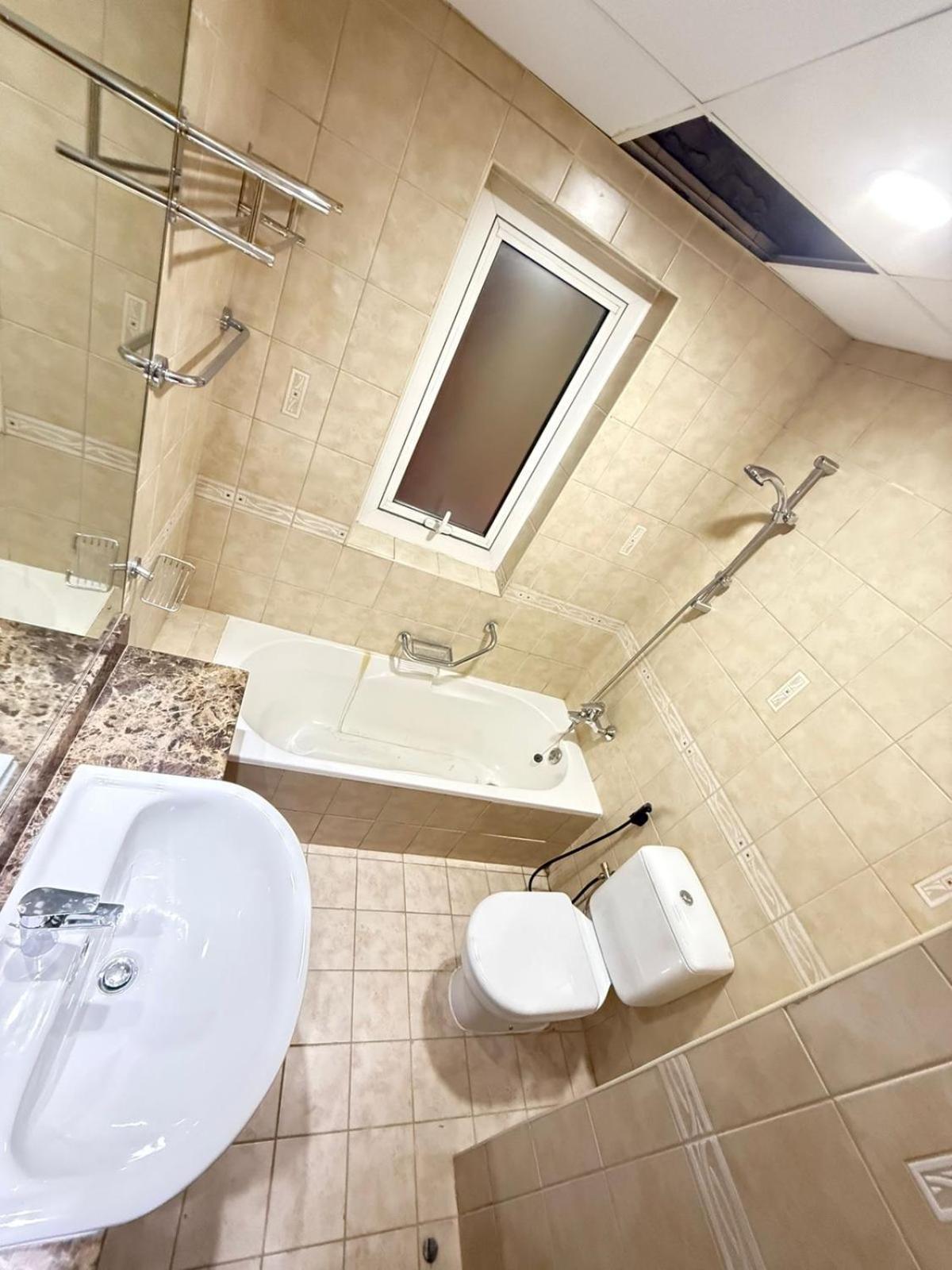 Backpackers Heaven ! 18 Beds In A 2 Bedroom Apartment In Front Of Union Metro Station Diera Dubai Eksteriør billede