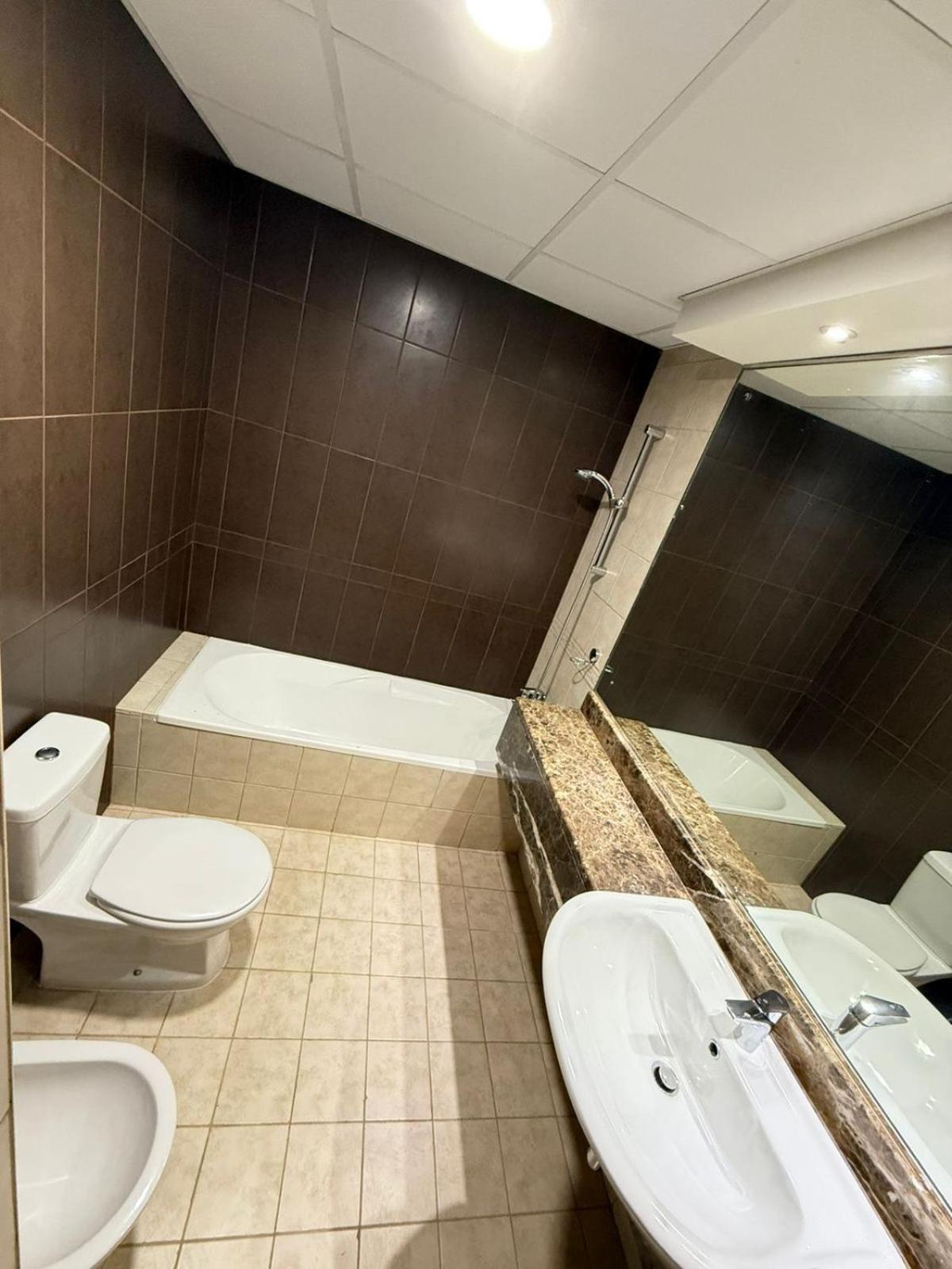 Backpackers Heaven ! 18 Beds In A 2 Bedroom Apartment In Front Of Union Metro Station Diera Dubai Eksteriør billede