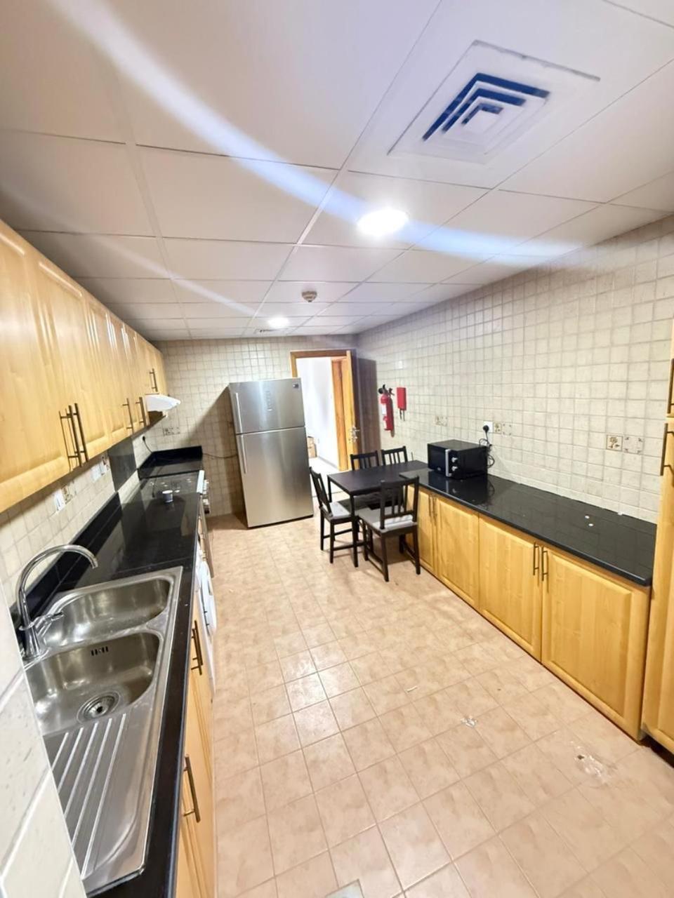 Backpackers Heaven ! 18 Beds In A 2 Bedroom Apartment In Front Of Union Metro Station Diera Dubai Eksteriør billede